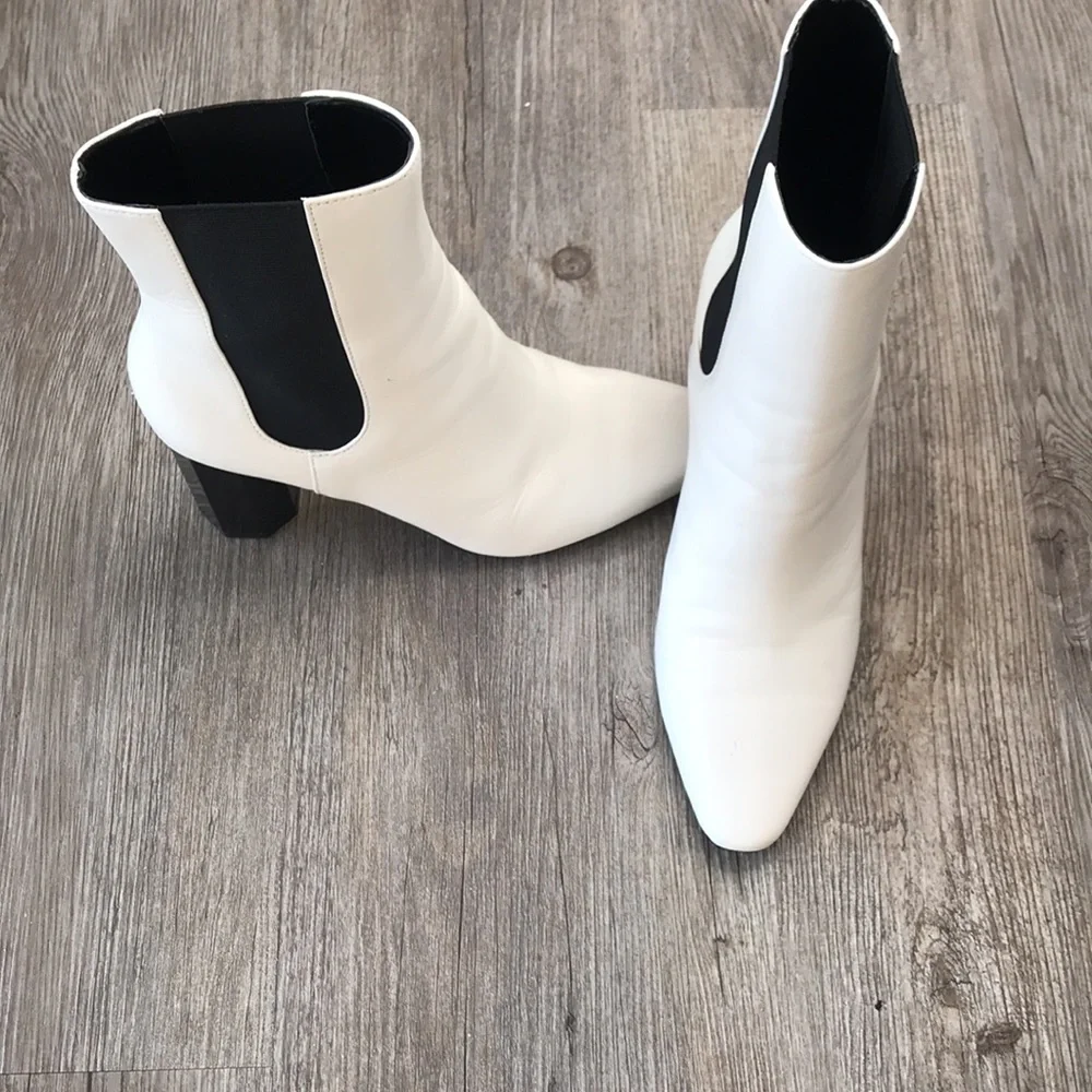 Donald Pliner Laila White Leather Pull On Heel Ankle Boots Size 6M - Picture 2 of 10